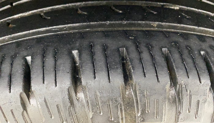 2013 Renault Duster 85 PS RXL DIESEL, Diesel, Manual, 1,11,669 km, Left Rear Tyre Tread