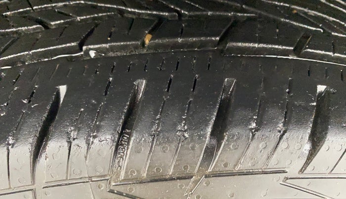 2013 Renault Duster 85 PS RXL DIESEL, Diesel, Manual, 1,11,669 km, Left Front Tyre Tread