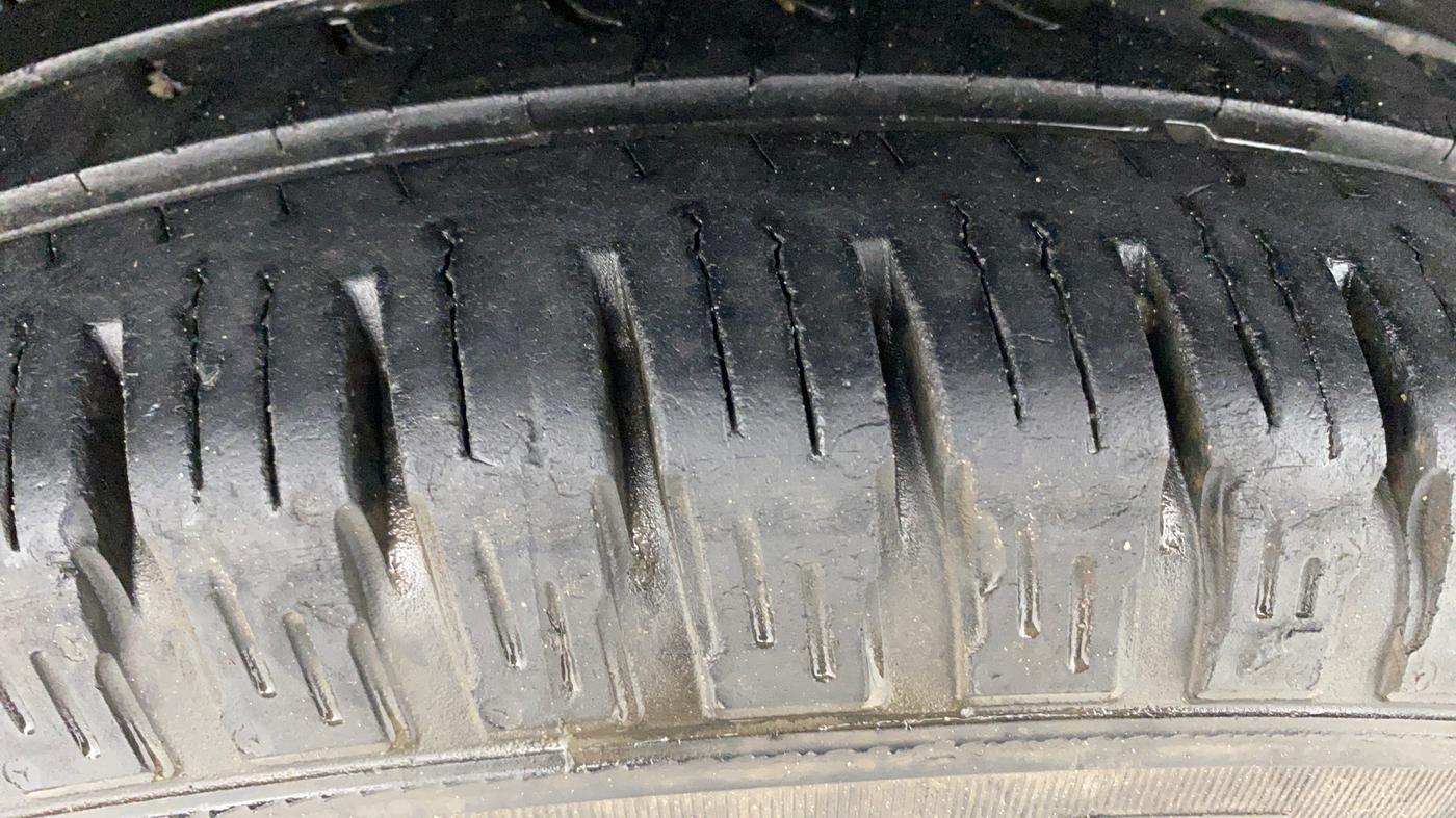 2013 Renault Duster 85 PS RXL DIESEL, Diesel, Manual, 1,11,669 km, Right Rear Tyre Tread