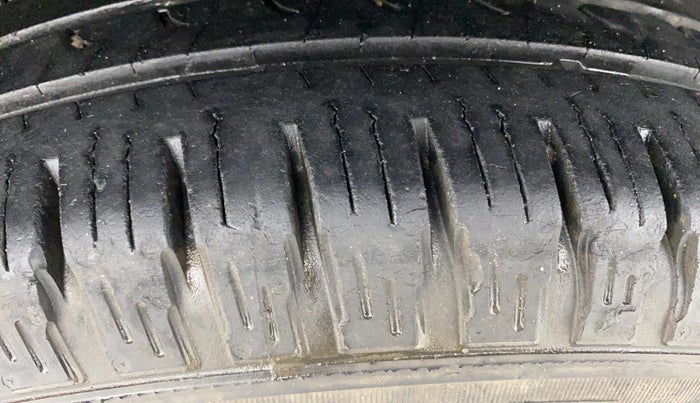 2013 Renault Duster 85 PS RXL DIESEL, Diesel, Manual, 1,11,669 km, Right Rear Tyre Tread