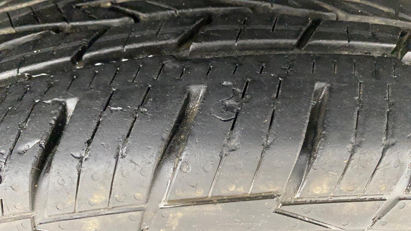 2013 Renault Duster 85 PS RXL DIESEL, Diesel, Manual, 1,11,669 km, Right Front Tyre Tread