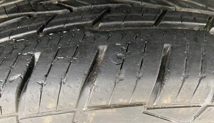 2013 Renault Duster 85 PS RXL DIESEL, Diesel, Manual, 1,11,669 km, Right Front Tyre Tread