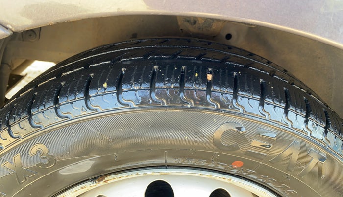 2017 Hyundai Eon ERA +, Petrol, Manual, 56,804 km, Left Front Tyre Tread