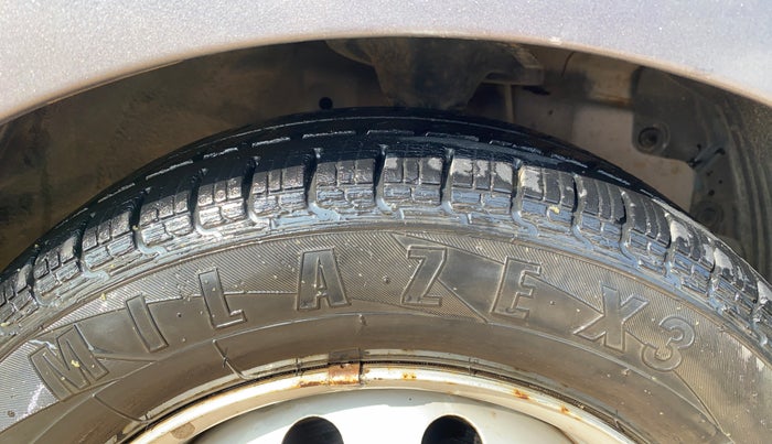 2017 Hyundai Eon ERA +, Petrol, Manual, 56,804 km, Right Front Tyre Tread