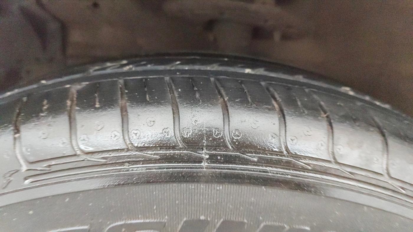 2015 Maruti Ciaz VXI+, Petrol, Manual, 94,306 km, Left Front Tyre Tread