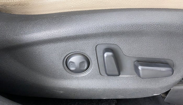 2017 Hyundai Tucson 2WD AT GL DIESEL, Diesel, Automatic, 52,124 km, Driver Side Adjustment Panel