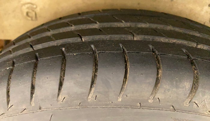 2013 Maruti OMNI E 8 STR, Petrol, Manual, 47,507 km, Left Rear Tyre Tread