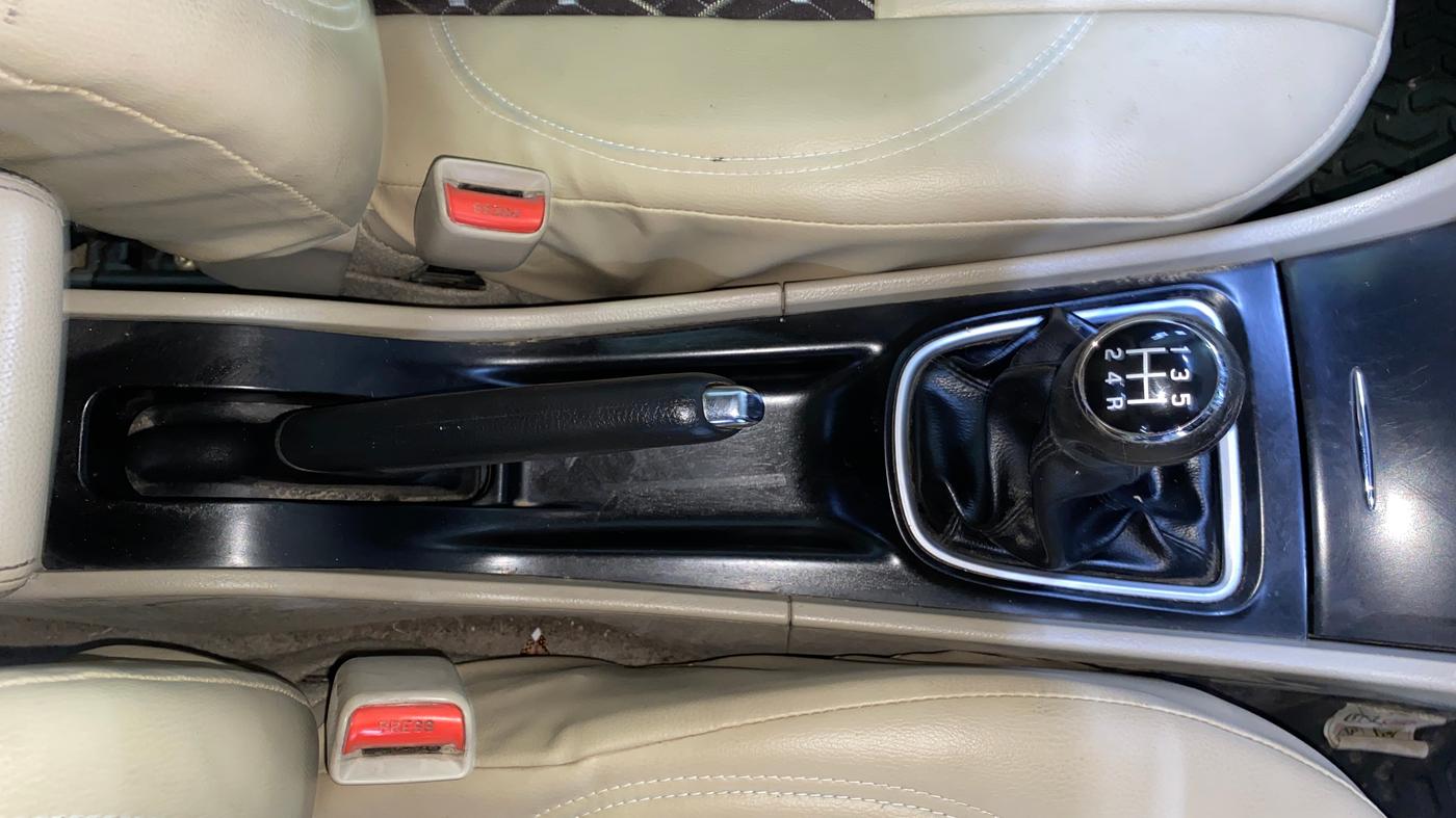 2018 Maruti Ciaz ALPHA 1.5 SHVS PETROL, Petrol, Manual, 61,631 km, Gear Lever