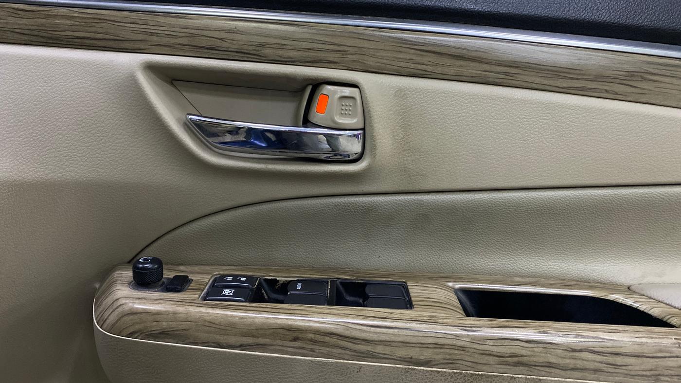 2018 Maruti Ciaz ALPHA 1.5 SHVS PETROL, Petrol, Manual, 61,631 km, Driver Side Door Panels Control
