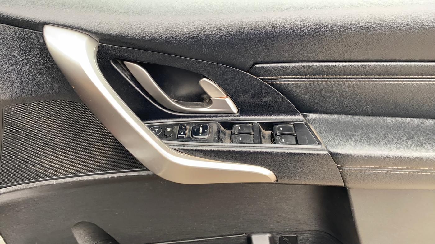 2019 Mahindra XUV500 W11, Diesel, Manual, 91,417 km, Driver Side Door Panels Control