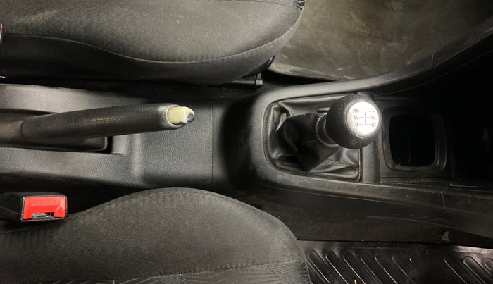 2013 Maruti Swift VXI, Petrol, Manual, 1,06,812 km, Gear Lever
