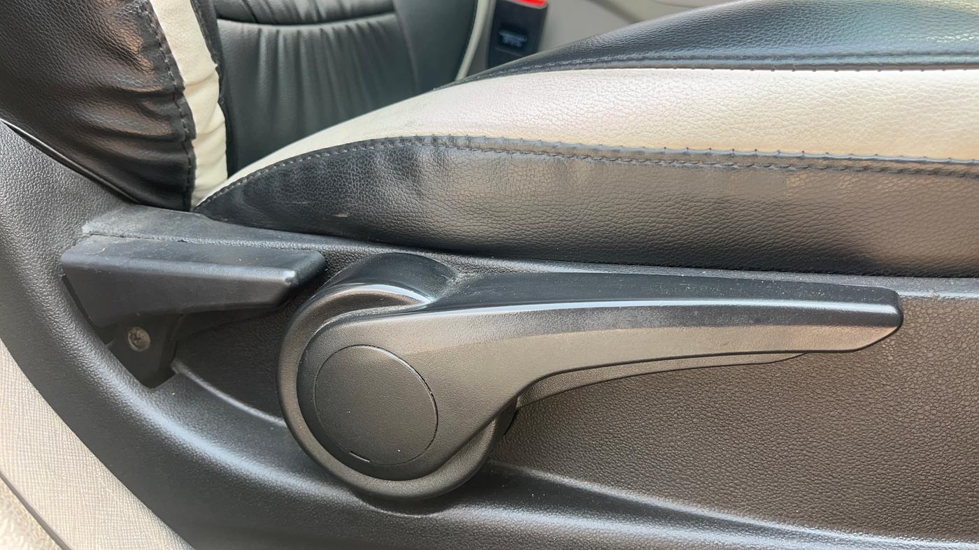 2018 Tata NEXON XZ PLUS DIESEL, Diesel, Manual, 74,066 km, Driver Side Adjustment Panel