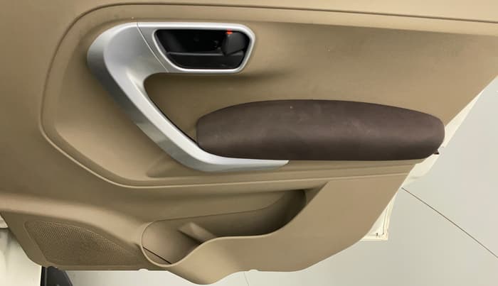 2017 Mahindra TUV300 T8 AT, Diesel, Automatic, 79,236 km, Driver Side Door Panels Control