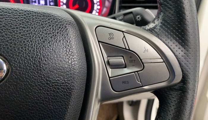 2020 Mahindra XUV300 W8 1.2 PETROL, Petrol, Manual, 31,768 km, Adaptive Cruise Control