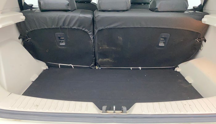 2020 Mahindra XUV300 W8 1.2 PETROL, Petrol, Manual, 31,768 km, Boot Inside