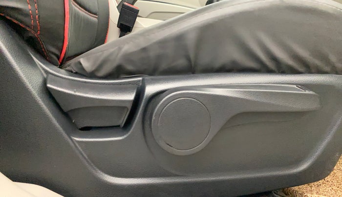 2020 Mahindra XUV300 W8 1.2 PETROL, Petrol, Manual, 31,768 km, Driver Side Adjustment Panel