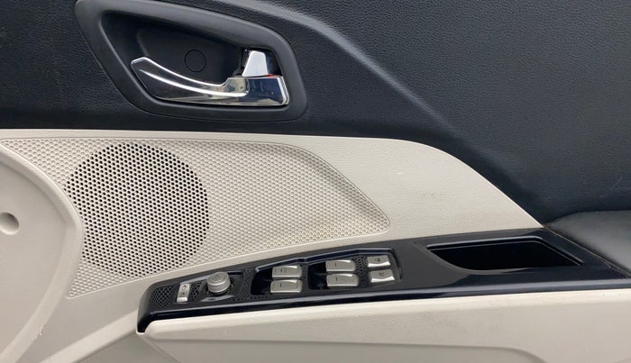 2020 Mahindra XUV300 W8 1.2 PETROL, Petrol, Manual, 31,768 km, Driver Side Door Panels Control