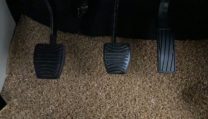 2020 Mahindra XUV300 W8 1.2 PETROL, Petrol, Manual, 31,768 km, Pedals