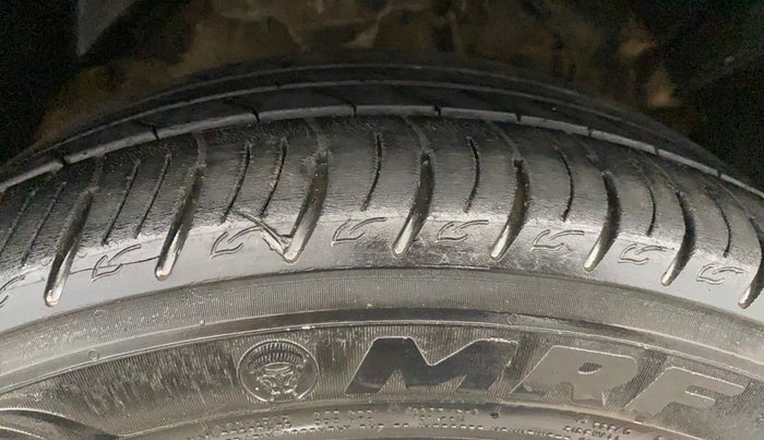 2020 Mahindra XUV300 W8 1.2 PETROL, Petrol, Manual, 31,768 km, Right Front Tyre Tread