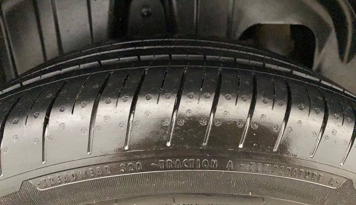 2020 Mahindra XUV300 W8 1.2 PETROL, Petrol, Manual, 31,768 km, Right Rear Tyre Tread