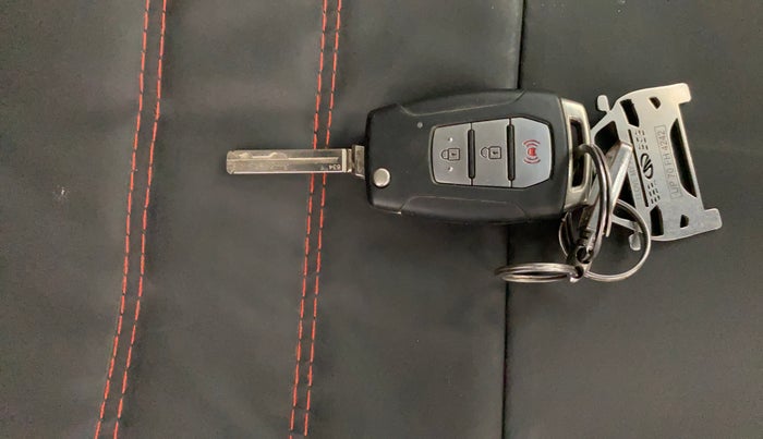 2020 Mahindra XUV300 W8 1.2 PETROL, Petrol, Manual, 31,768 km, Key Close Up