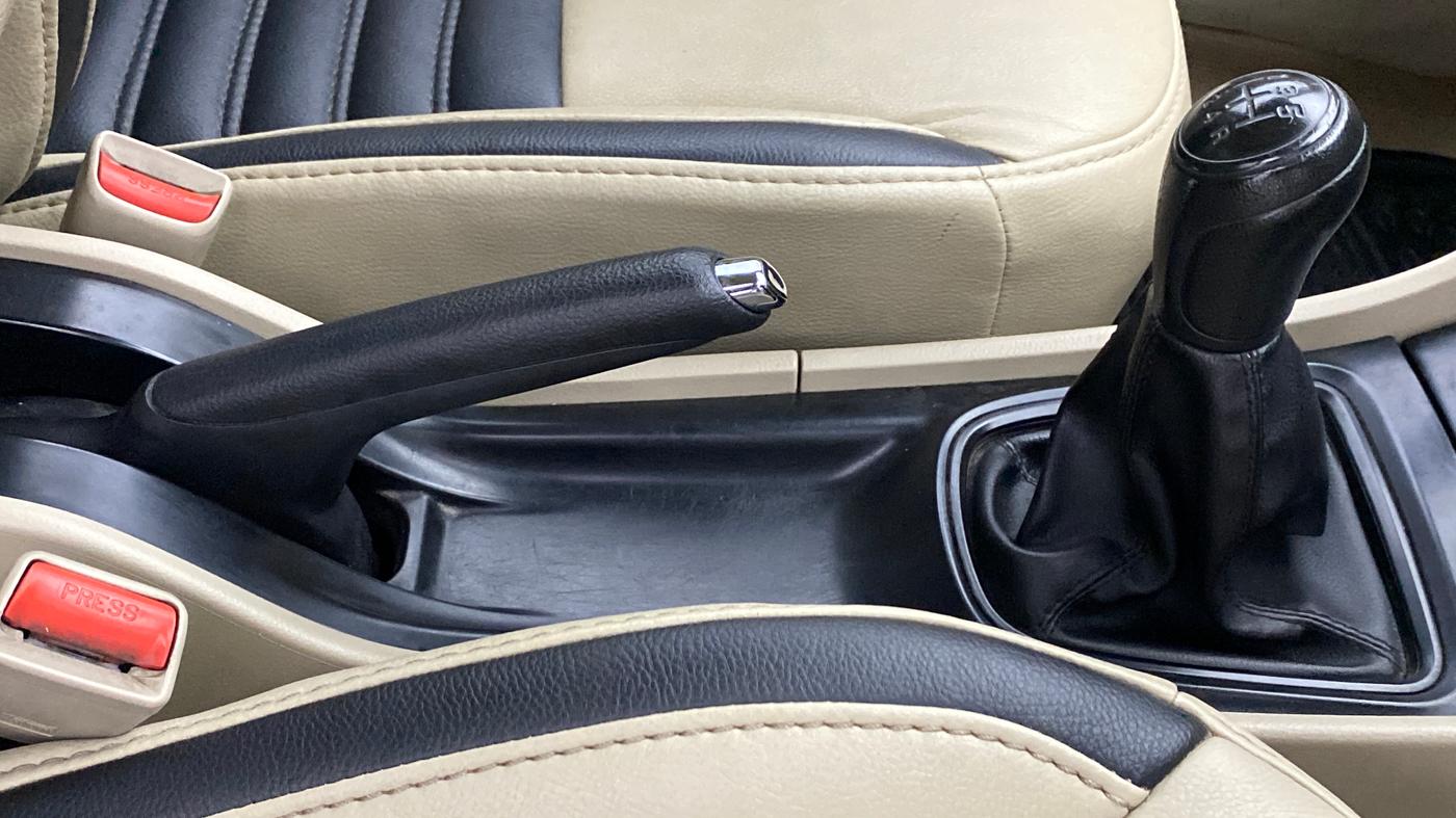 2017 Maruti Ciaz SIGMA 1.4 VVT, Petrol, Manual, 65,908 km, Gear Lever