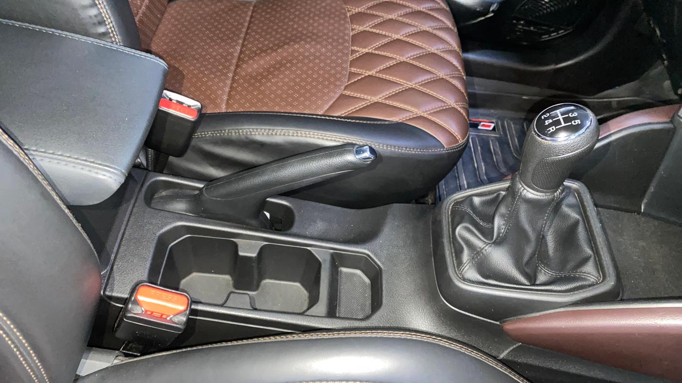 2023 Maruti Grand Vitara DELTA SMART HYBRID, Petrol, Manual, 22,083 km, Gear Lever