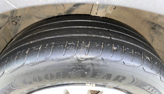 2015 Maruti Ertiga VXI CNG, CNG, Manual, 1,07,500 km, Left Front Tyre Tread