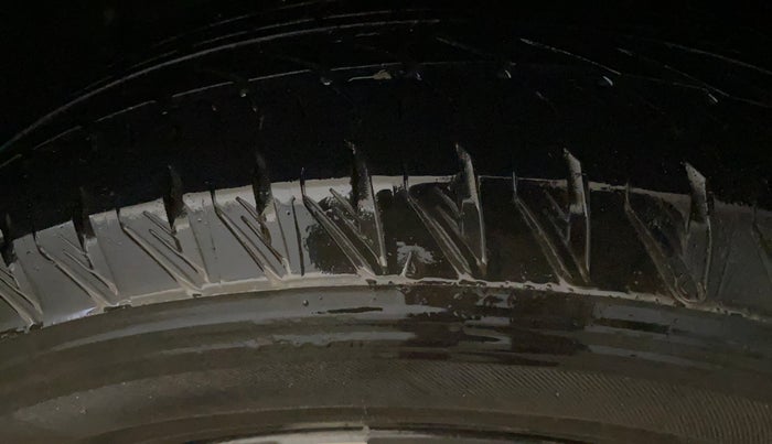 2021 Mahindra XUV700 AX7 Petrol MT 7 STR, Petrol, Manual, 88,529 km, Left Rear Tyre Tread