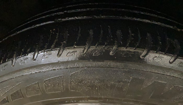 2021 Mahindra XUV700 AX7 Petrol MT 7 STR, Petrol, Manual, 88,529 km, Right Rear Tyre Tread