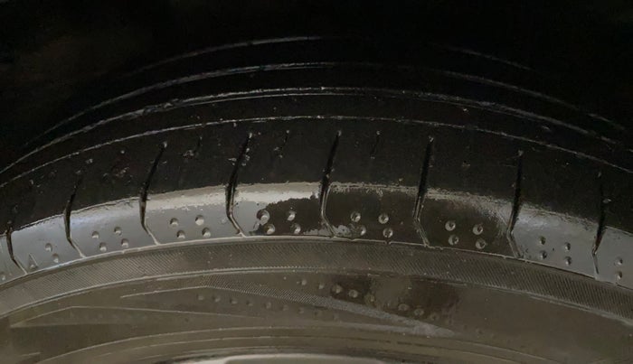 2021 Mahindra XUV700 AX7 Petrol MT 7 STR, Petrol, Manual, 88,529 km, Right Front Tyre Tread