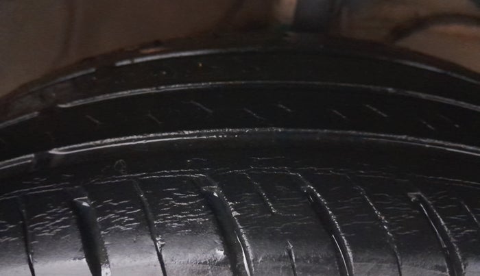 2018 Maruti Dzire VDI, Diesel, Manual, 1,01,297 km, Right Front Tyre Tread