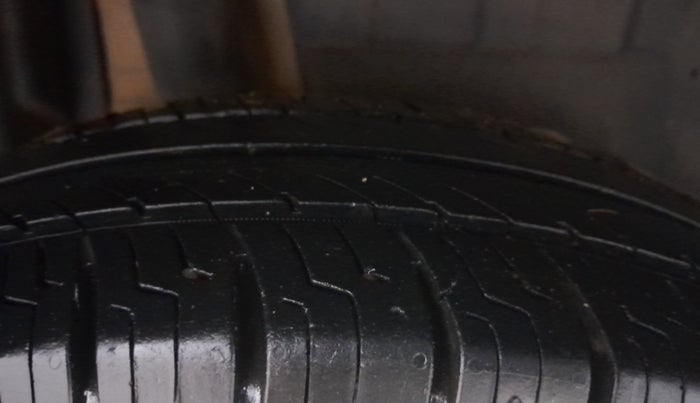 2018 Maruti Dzire VDI, Diesel, Manual, 1,01,297 km, Right Rear Tyre Tread