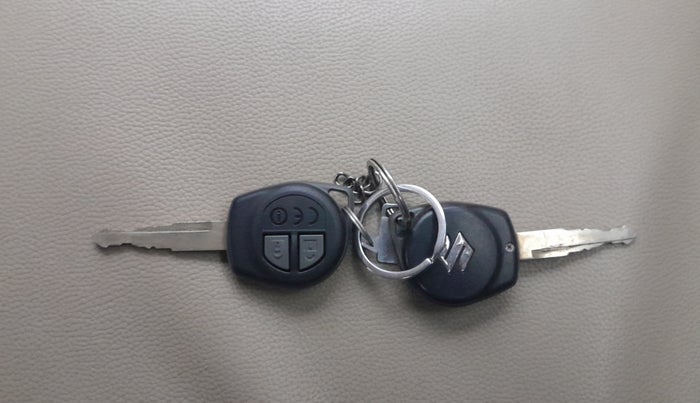 2018 Maruti Dzire VDI, Diesel, Manual, 1,01,297 km, Key Close Up