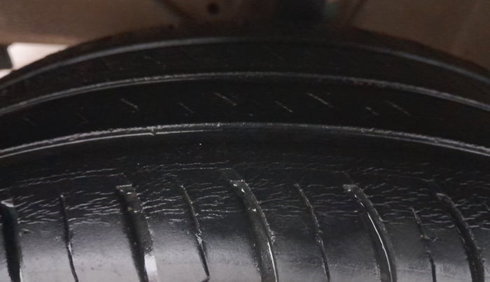 2018 Maruti Dzire VDI, Diesel, Manual, 1,01,297 km, Left Front Tyre Tread