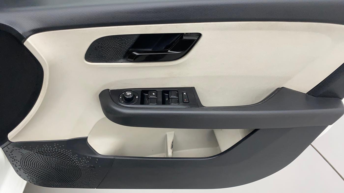 2021 Tata ALTROZ XT PETROL, Petrol, Manual, 46,596 km, Driver Side Door Panels Control