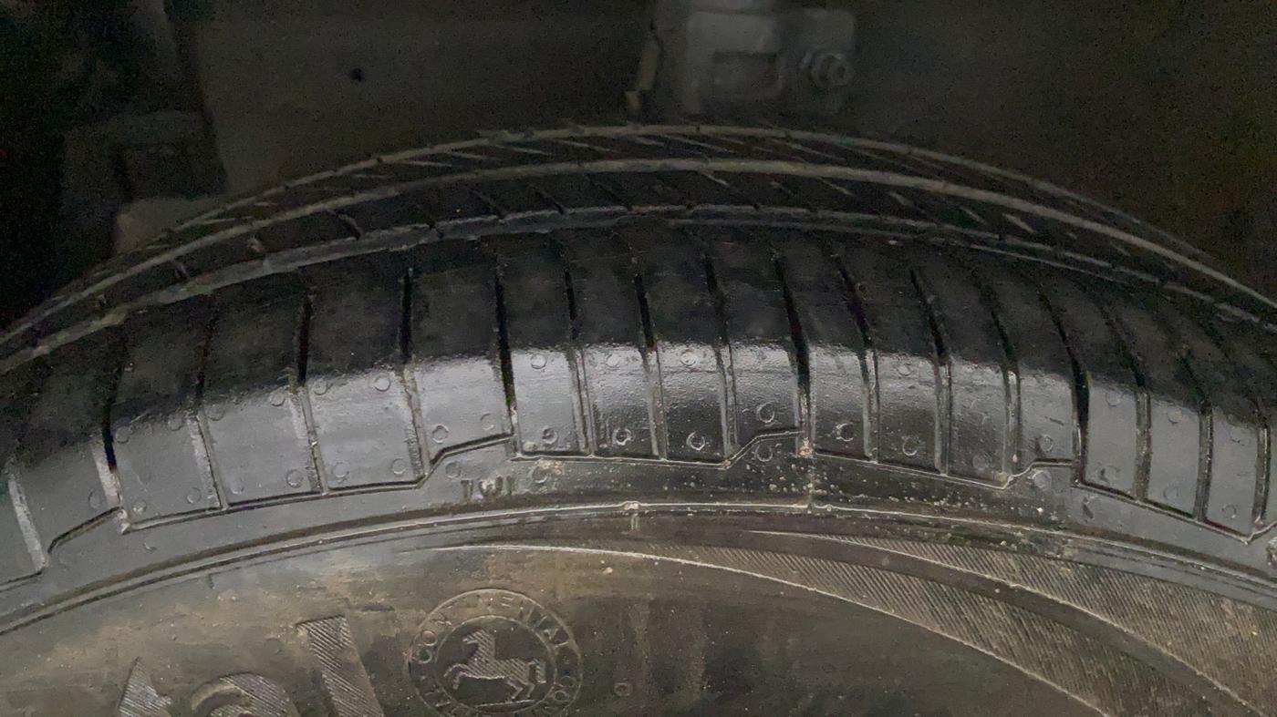 2013 Maruti Swift Dzire VXI, Petrol, Manual, 48,788 km, Left Front Tyre Tread
