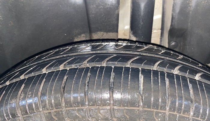2014 Maruti Swift VXI, Petrol, Manual, 19,872 km, Left Rear Tyre Tread