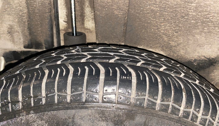 2014 Maruti Swift VXI, Petrol, Manual, 19,872 km, Right Rear Tyre Tread