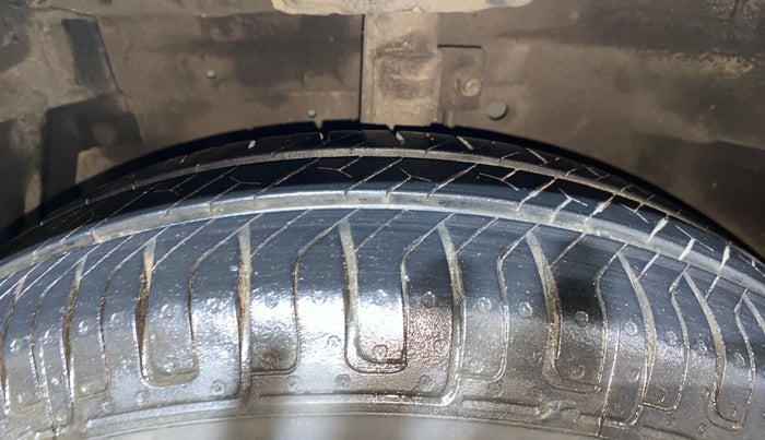 2014 Maruti Swift VXI, Petrol, Manual, 19,872 km, Left Front Tyre Tread