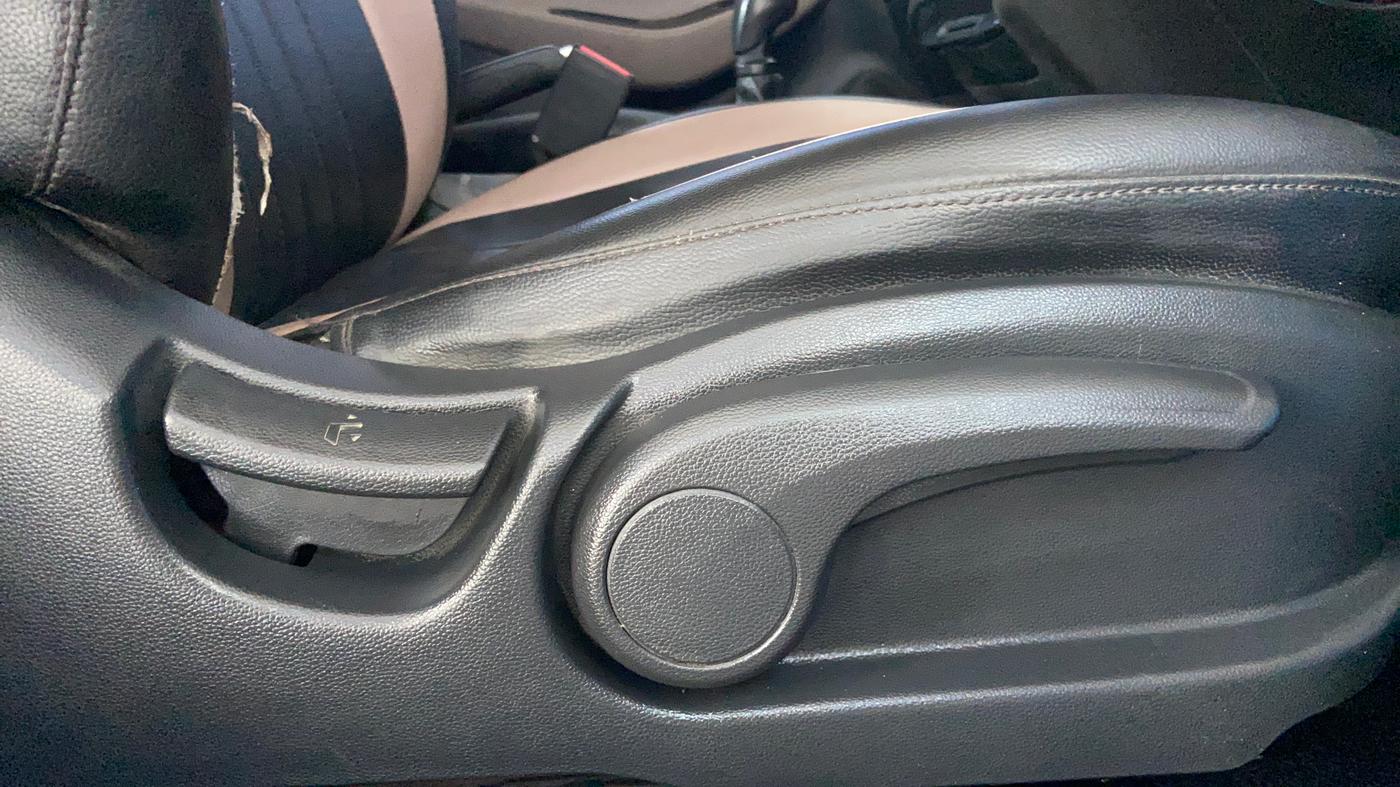 2019 Hyundai Elite i20 SPORTZ PLUS 1.2, Petrol, Manual, 72,419 km, Driver Side Adjustment Panel