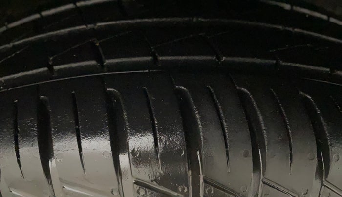 2024 Renault Kwid RXT 1.0 AMT, Petrol, Automatic, 4,535 km, Right Front Tyre Tread