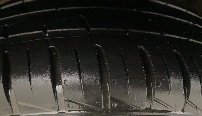 2024 Renault Kwid RXT 1.0 AMT, Petrol, Automatic, 4,535 km, Left Front Tyre Tread