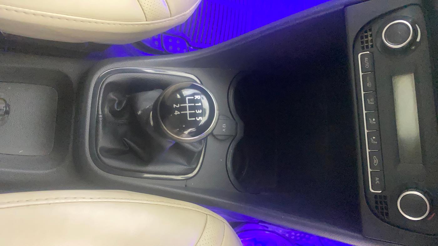 2015 Volkswagen Vento COMFORTLINE 1.6, Petrol, Manual, 45,335 km, Gear Lever