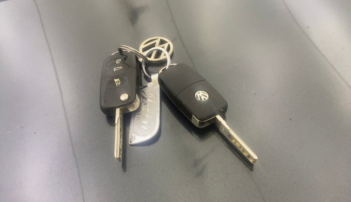 2015 Volkswagen Vento COMFORTLINE 1.6, Petrol, Manual, 45,326 km, Key Close Up