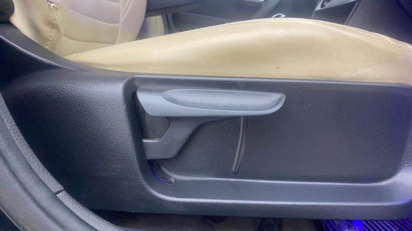 2015 Volkswagen Vento COMFORTLINE 1.6, Petrol, Manual, 45,335 km, Driver Side Adjustment Panel