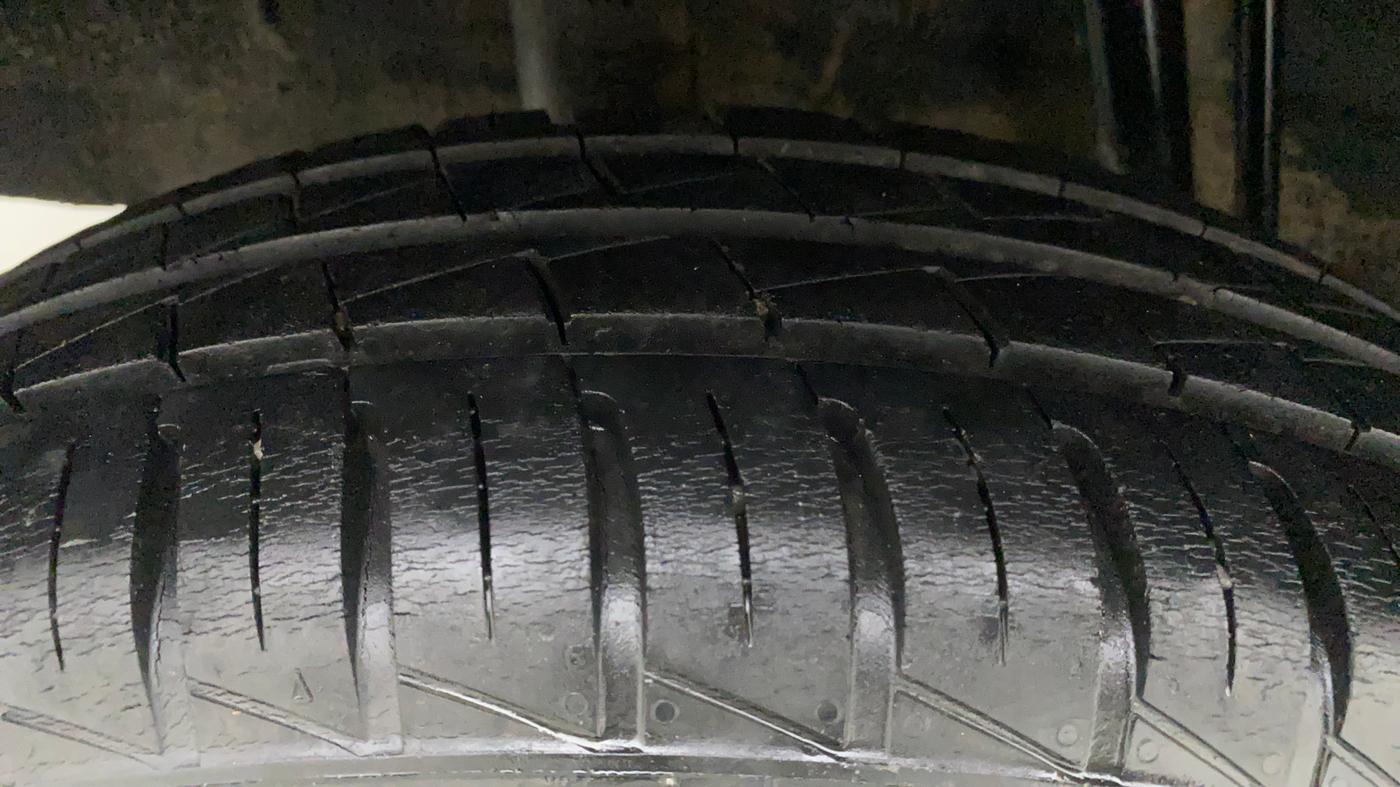 2019 Renault Kwid CLIMBER 1.0 AMT (O), Petrol, Automatic, 15,922 km, Right Rear Tyre Tread