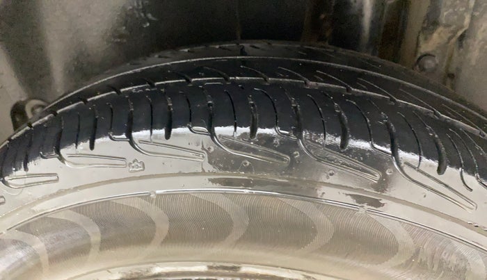 2016 Maruti Swift VXI, Petrol, Manual, 93,007 km, Left Rear Tyre Tread