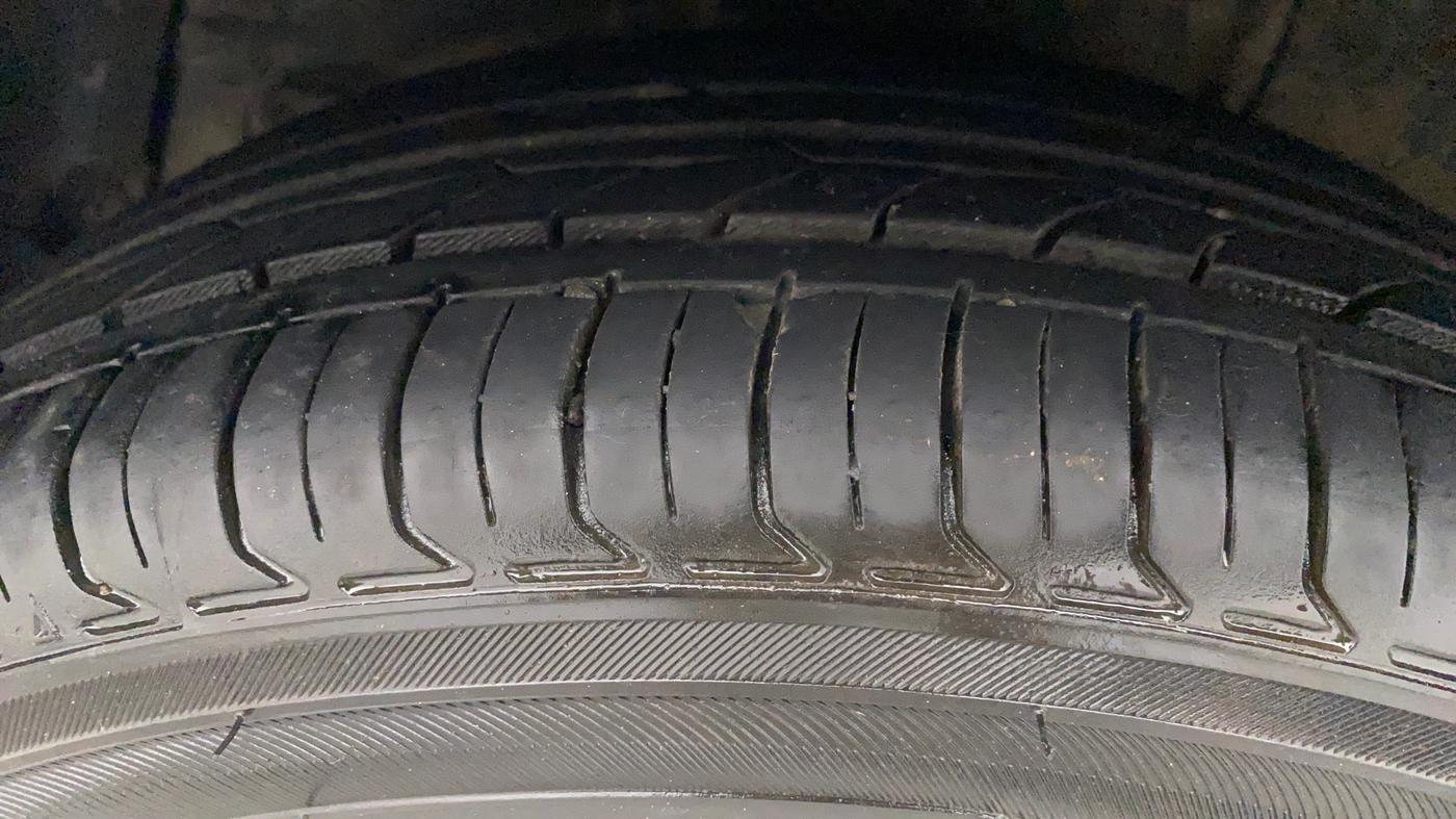 2016 Hyundai Xcent S AT 1.2, Petrol, Automatic, 1,22,520 km, Right Rear Tyre Tread