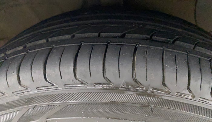 2016 Hyundai Xcent S AT 1.2, Petrol, Automatic, 1,22,520 km, Right Front Tyre Tread